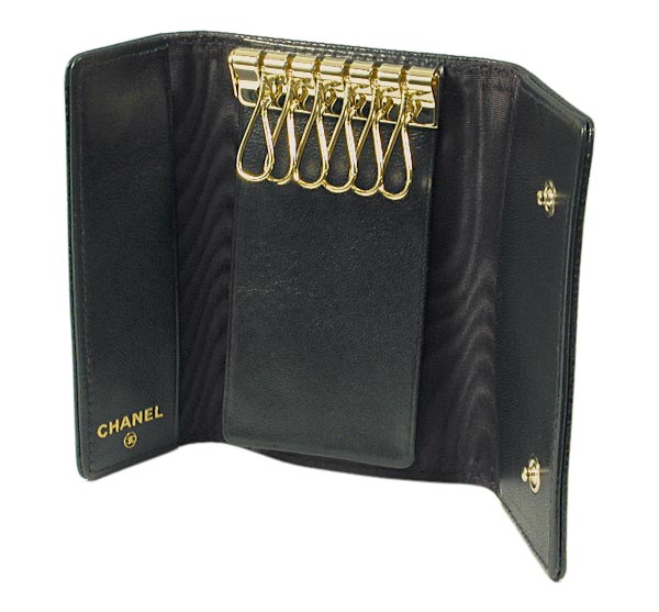 CHANEL�i�V���l���j�^�b�m�`�P�R�T�O�Q�^�U�A�L�[�E�P�[�X�^�L���r�A�E�J�[�t�{�J�[�t�{���^���^�u���b�N�^�J�����i�E�΂ߏォ��j