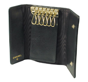 CHANEL�i�V���l���j�^�b�m�`�P�R�T�O�Q�^�U�A�L�[�E�P�[�X�^�L���r�A�E�J�[�t�{�J�[�t�{���^���^�u���b�N�^�J�����i�E�΂ߏォ��j