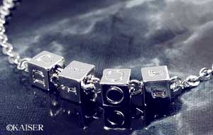 �N���X�`�����E�f�B�I�[���iChristian Dior�j�^�u���X���b�g�^CDD12676�^�L���[�u�E�X�E�[�g�E�u���X���b�g�^���^���^�V���o�[�^�΂ߏォ��L���[�u���g��