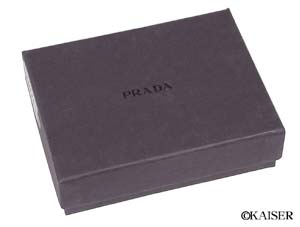 �v���_�iPRADA�j�^���z�����i�T�C�t�R���m/�����ӂ����́j�^PD/1M0938�^���h����i�J�[�h�E�P�[�X/�J�[�h�P�[�X�j�^�T�t�B�A�[�m�i�^�����J�[�t�j�{���^���^�m�d�q�n�i�u���b�N�j�{�V���o�[�^��p�P�[�X